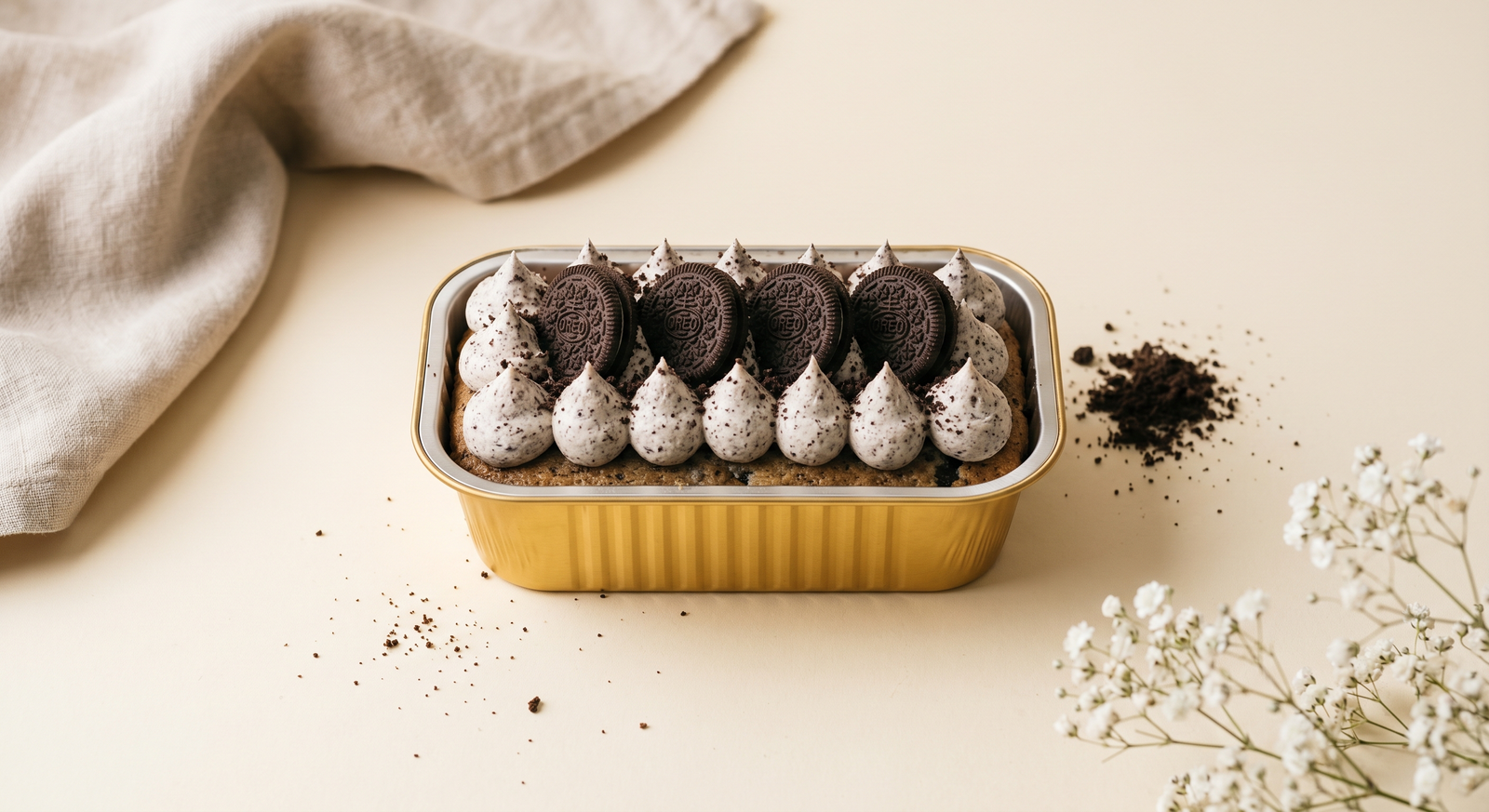Oreo en pan dorado con merengue y galletas Oreo encima